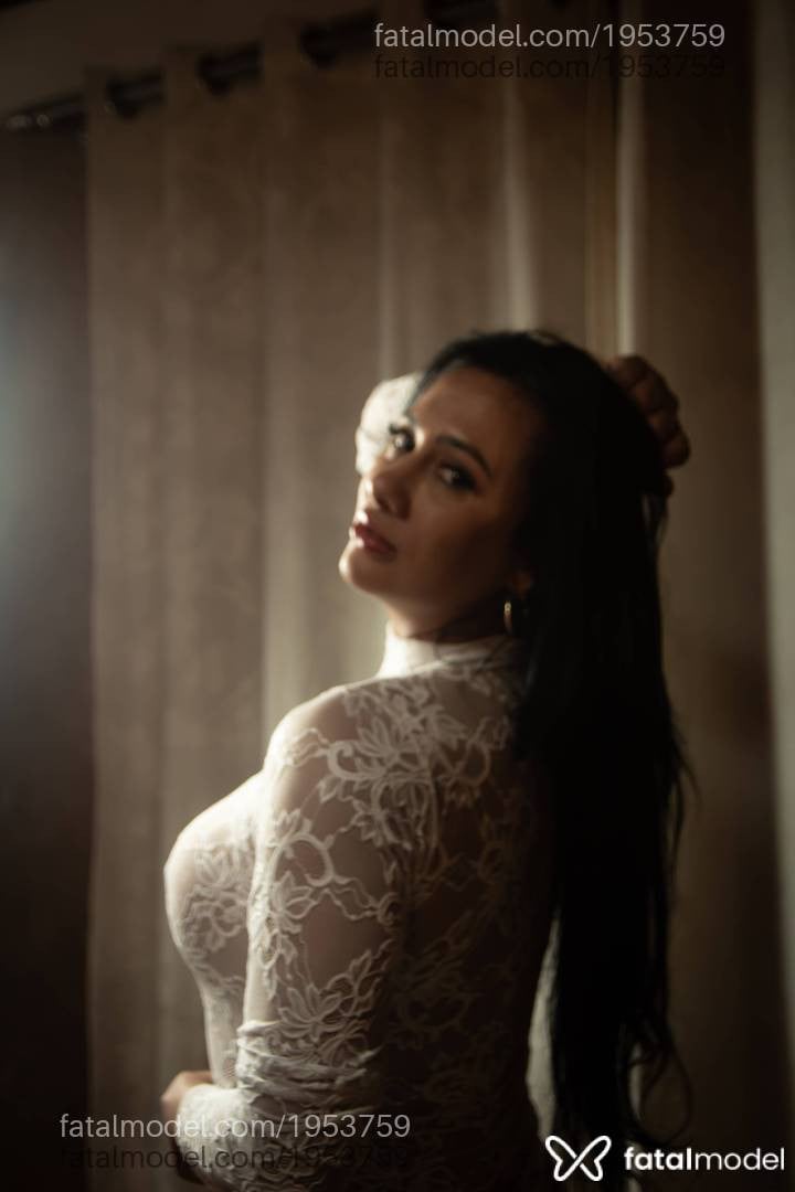 Acompanhante mulher morena (o) de olhos pretos - Taty Mendes
