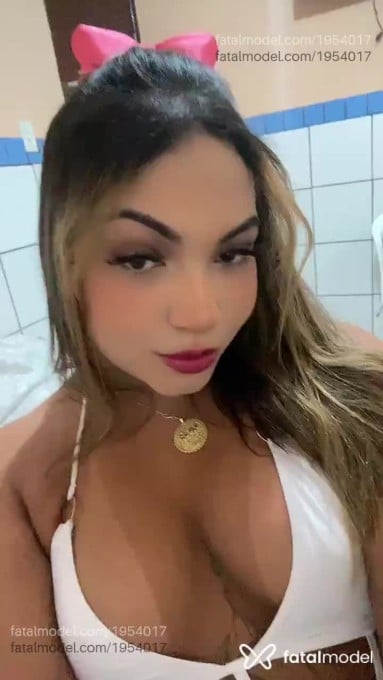 Acompanhante mulher trans loira (o) de olhos castanhos em Feira de Santana Acompanhante mulher trans loira (o) de olhos castanhos em Feira de Santana - Maju
