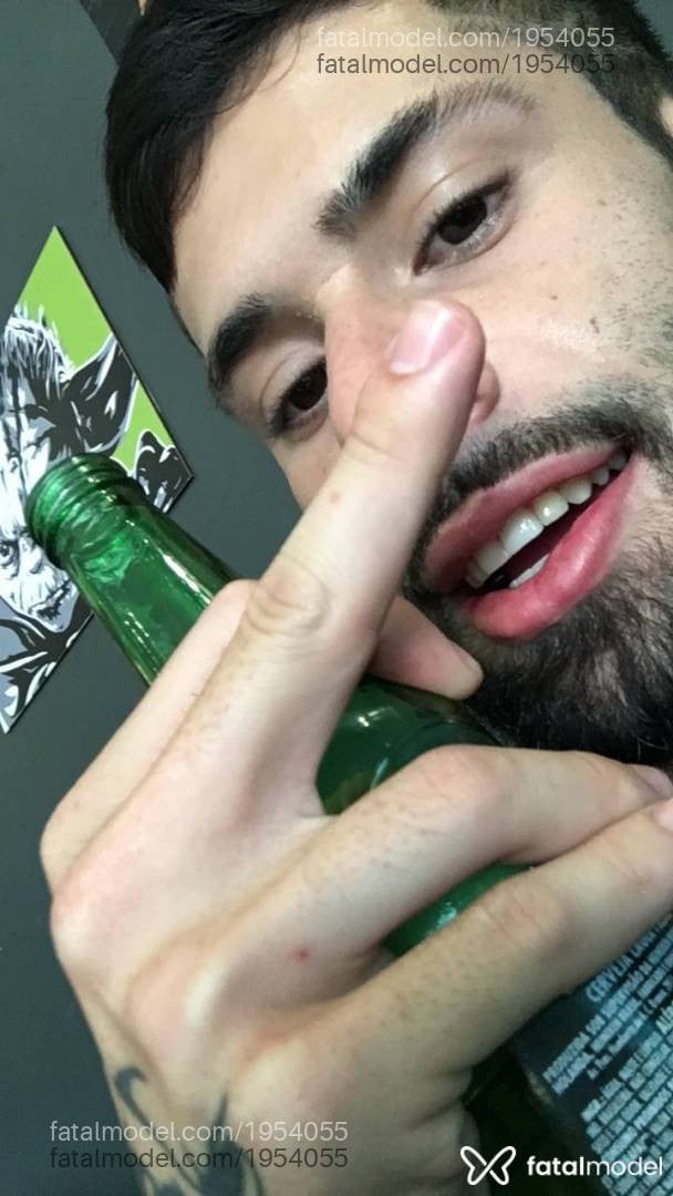 Acompanhante homem com cabelo castanho de olhos castanhos - Mikael Acompanhante homem com cabelo castanho de olhos castanhos - Mikael