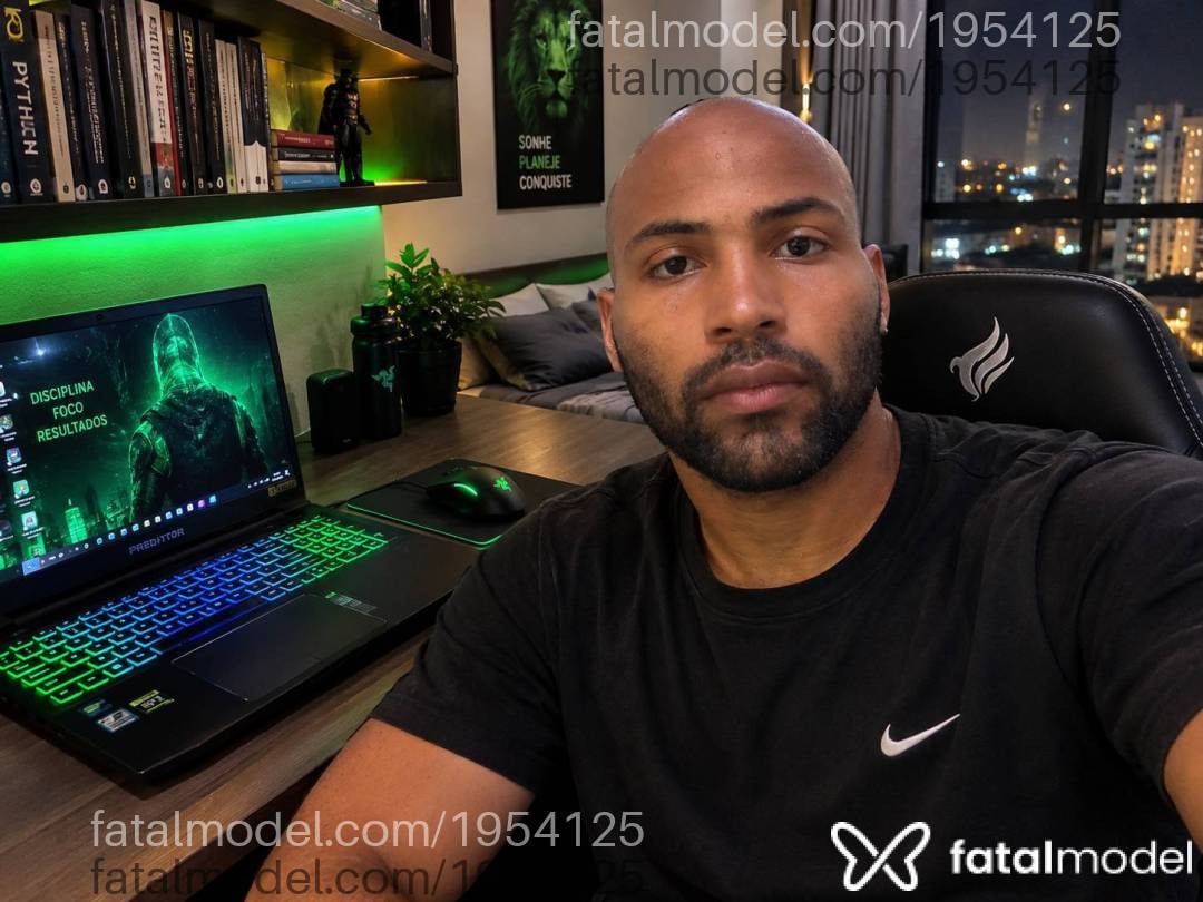 Acompanhante homem com cabelo castanho de olhos verdes - Kouehe