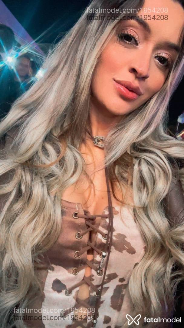 Acompanhante mulher loira (o) de olhos castanhos - Bella