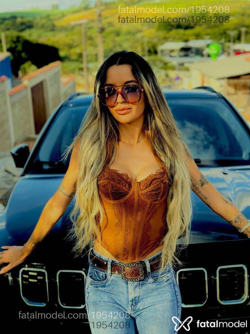 Acompanhante mulher loira (o) de olhos castanhos - Eva