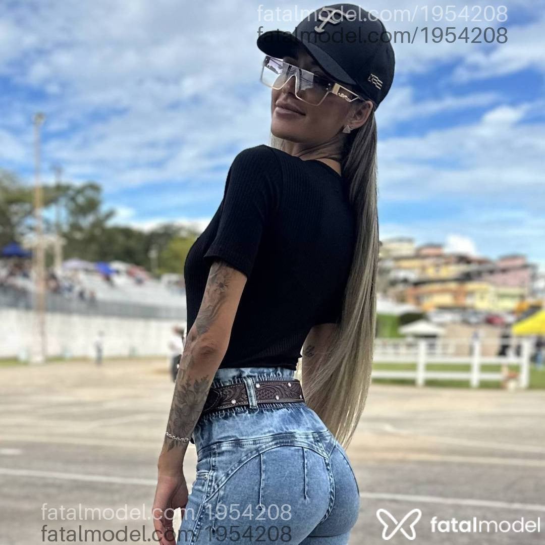 Acompanhante mulher loira (o) de olhos castanhos - Bella