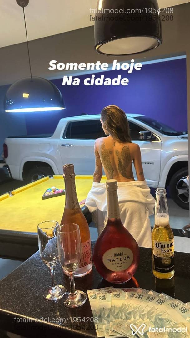 Acompanhante mulher loira (o) de olhos castanhos - Bella
