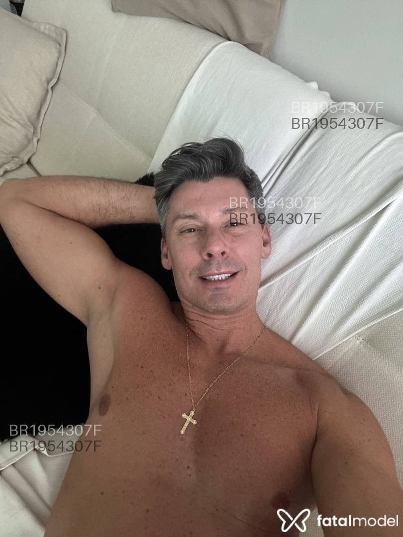 Acompanhante homem com cabelo grisalho de olhos castanhos em São Paulo - Márciao