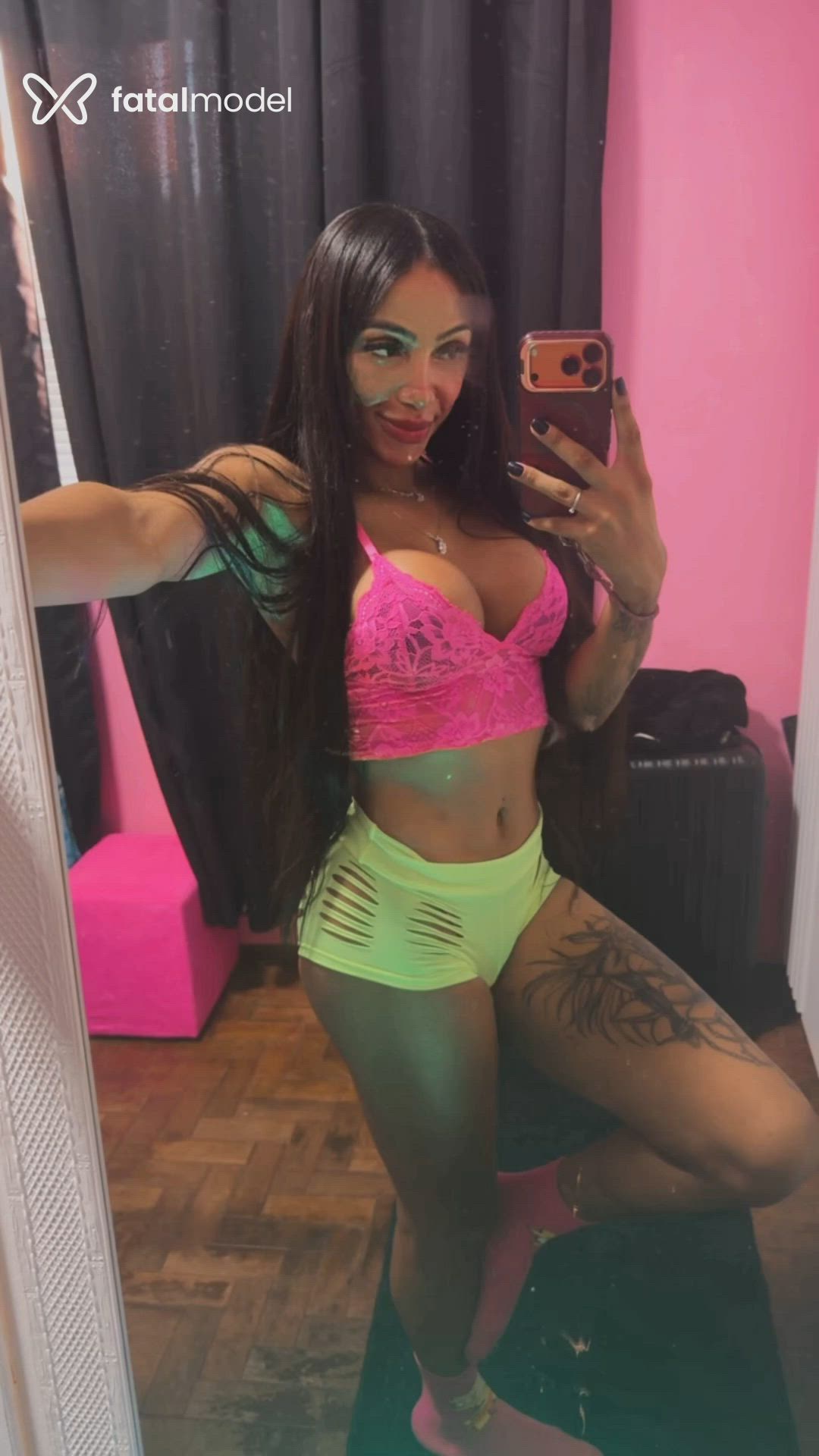 Acompanhante mulher trans morena (o) de olhos castanhos - Thaís Duarte