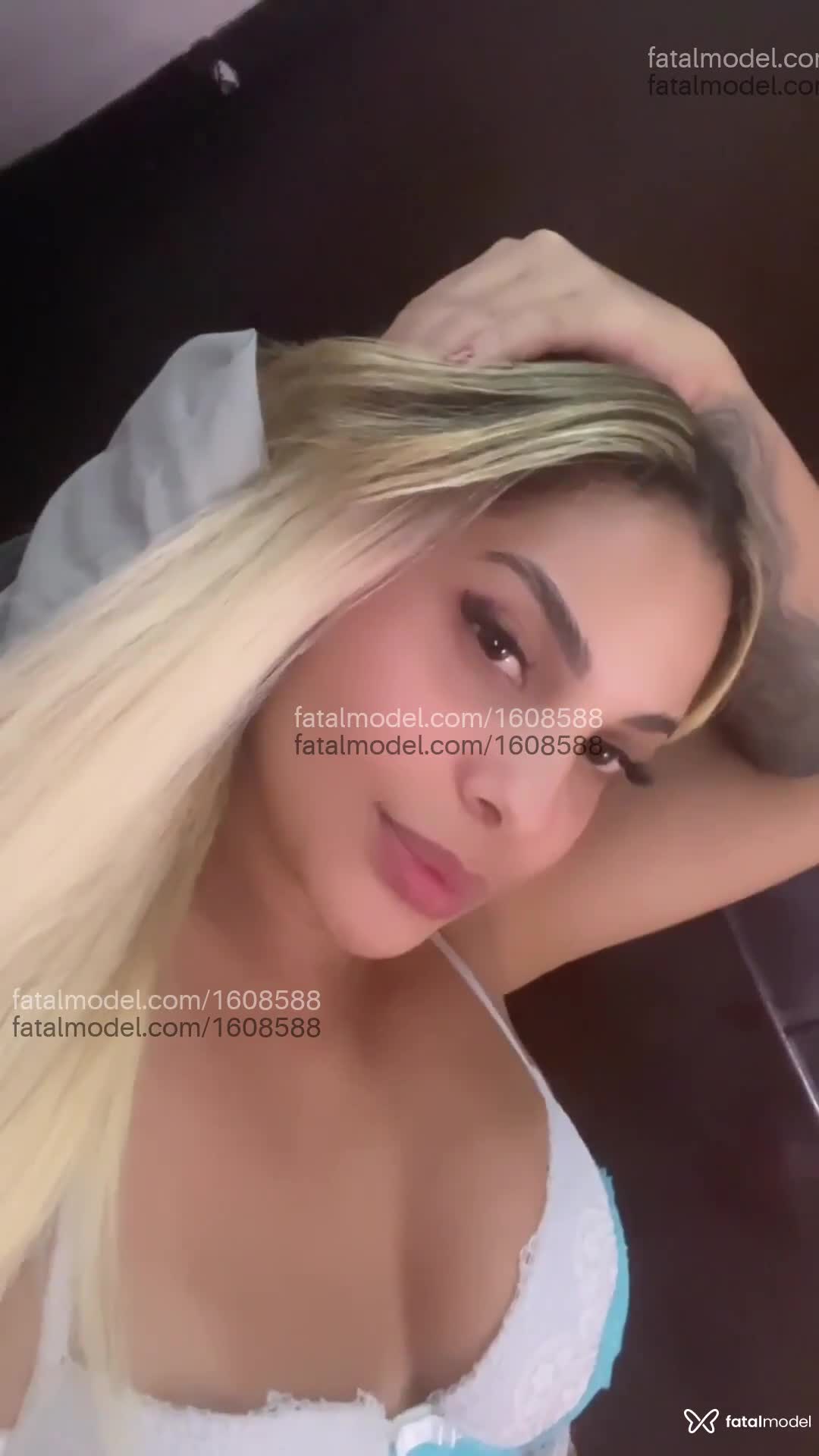 Acompanhante mulher loira (o) de olhos castanhos - Lary Lamborghini Acompanhante mulher loira (o) de olhos castanhos - Lary Lamborghini
