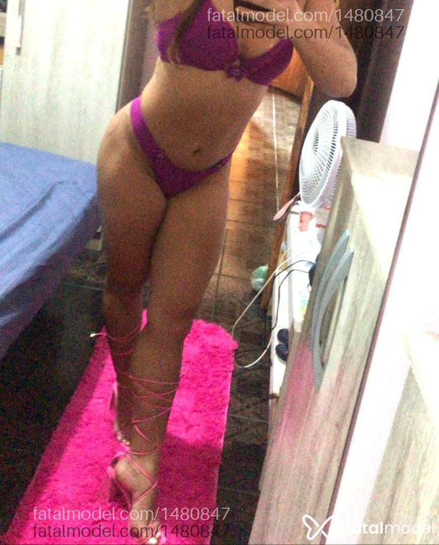 Acompanhante mulher com cabelo castanho de olhos pretos - Alice