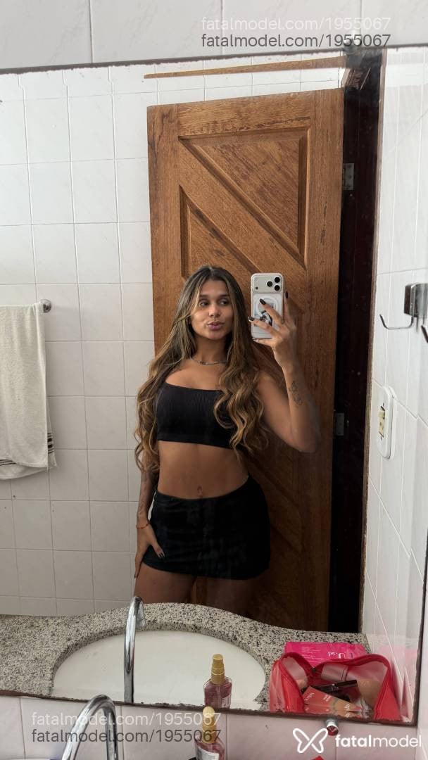 Acompanhante mulher morena (o) de olhos pretos - Valentina