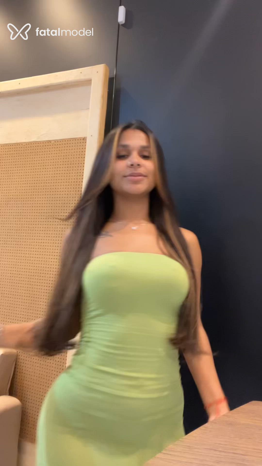 Acompanhante mulher morena (o) de olhos pretos - Valentina Acompanhante mulher morena (o) de olhos pretos - Valentina