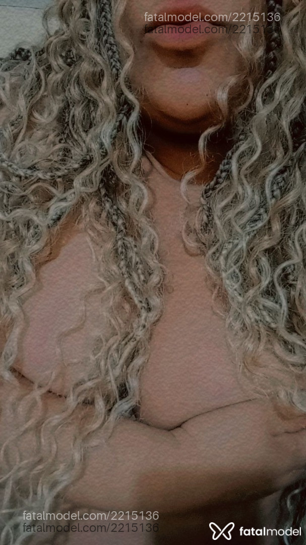 Acompanhante mulher com cabelo colorido de olhos verdes em Navegantes - Stella