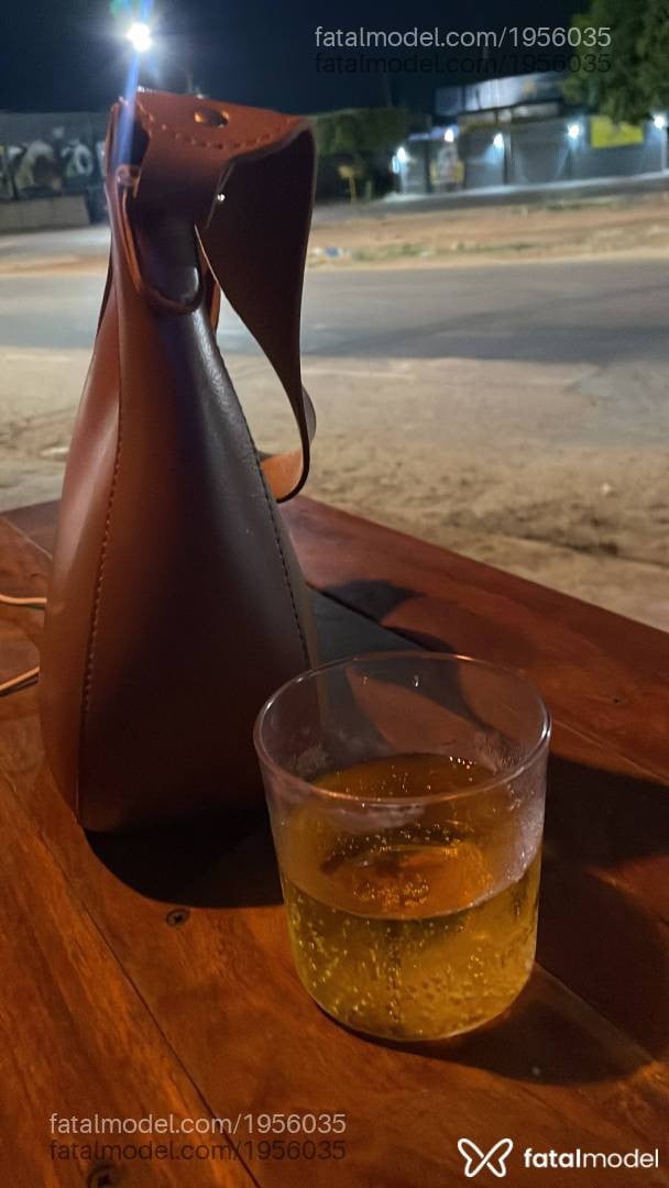 Acompanhante mulher ruiva (o) de olhos mel - Morena