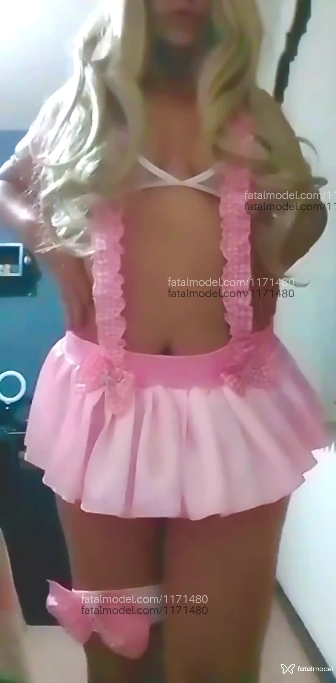 Acompanhante mulher loira (o) de olhos mel em Virtual - MEL