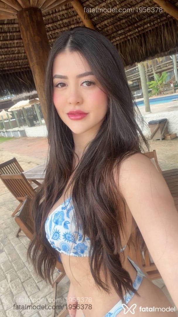 Acompanhante mulher com cabelo castanho de olhos castanhos - Jhuli