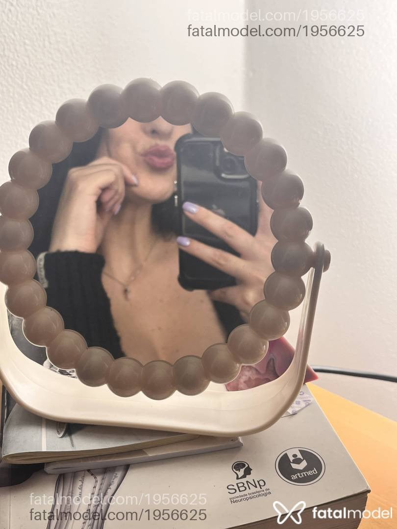 Acompanhante mulher com cabelo castanho de olhos castanhos em Virtual - Perséfone Hagne