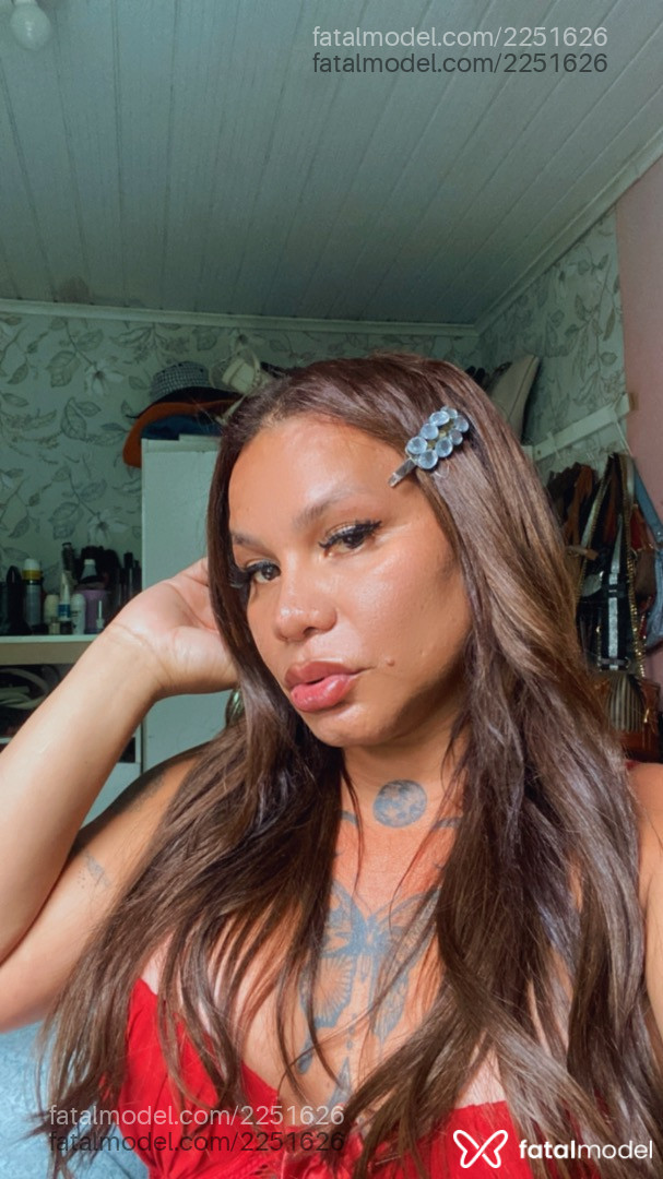 Acompanhante mulher trans com cabelo castanho de olhos castanhos - Hannah massoterpeu Acompanhante mulher trans com cabelo castanho de olhos castanhos - Hannah massoterpeu