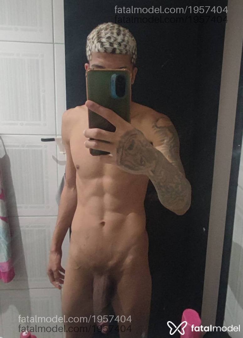 Acompanhante homem com cabelo colorido de olhos pretos - Júnior
