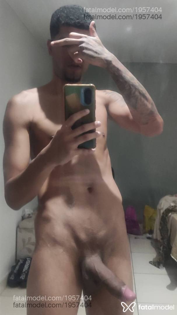 Acompanhante homem com cabelo colorido de olhos pretos - Júnior