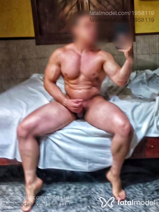 Acompanhante homem com cabelo castanho de olhos castanhos - Bruno Hétero