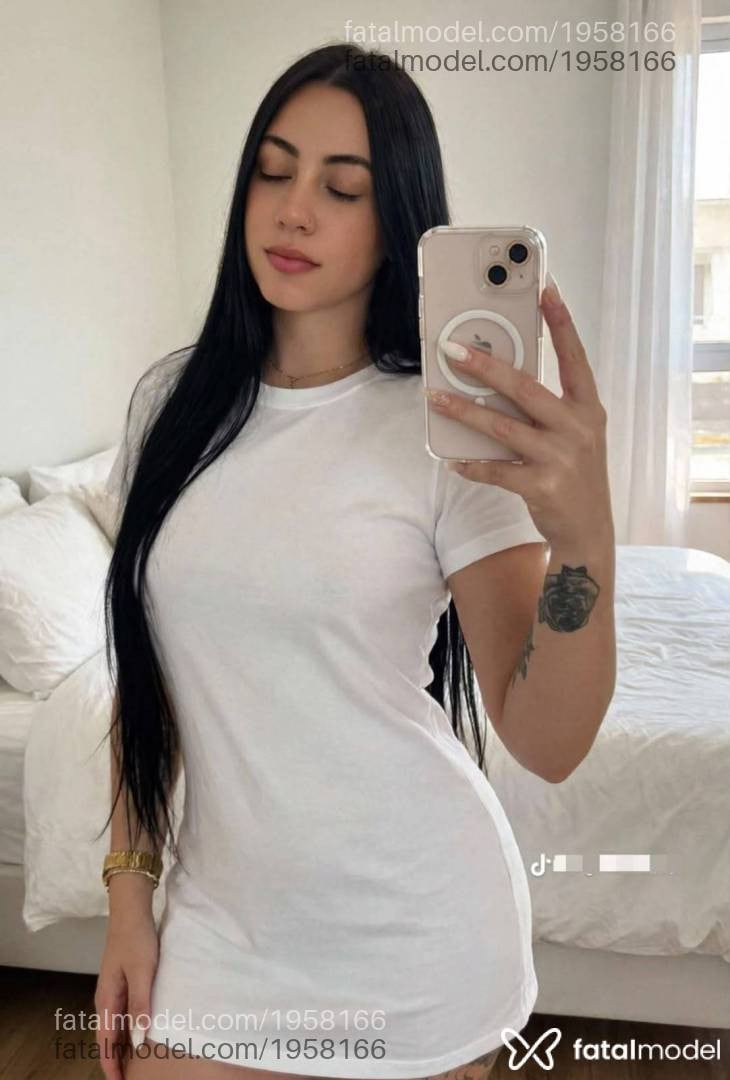 Acompanhante mulher com cabelo castanho de olhos castanhos - Eloah Zanini