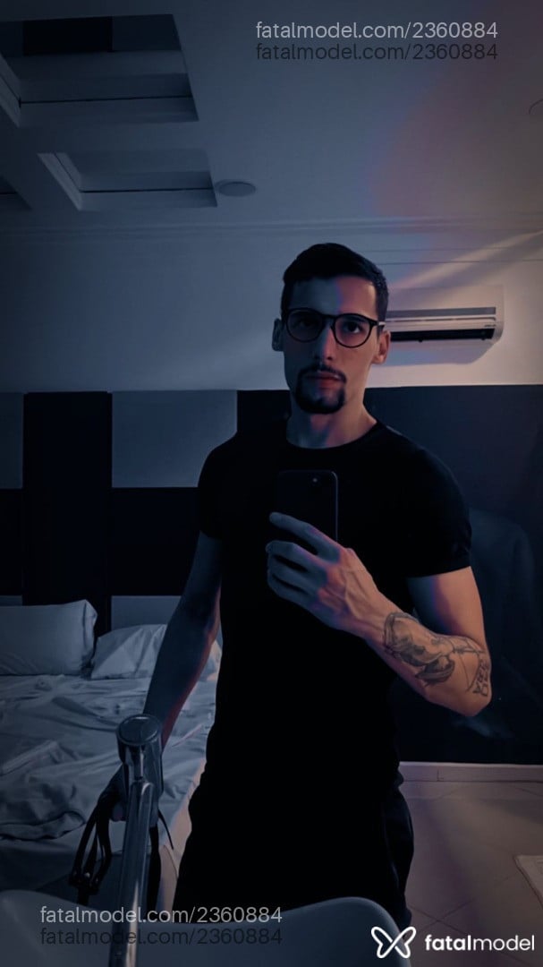 Acompanhante homem com cabelo castanho de olhos castanhos - Lordlivre