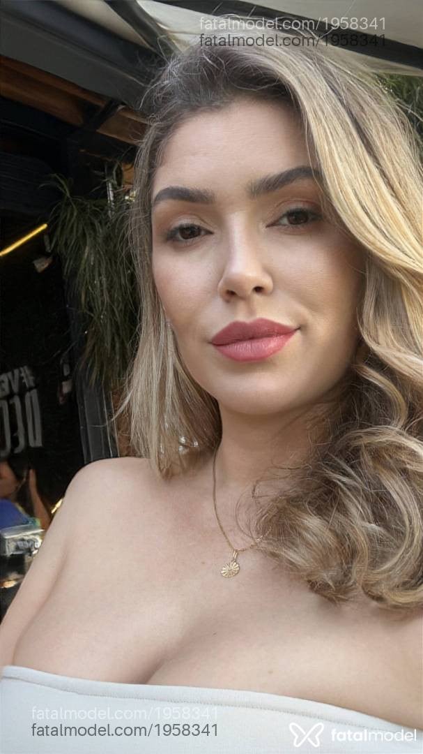 Acompanhante mulher loira (o) de olhos castanhos - Aylla