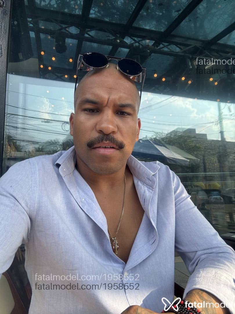 Acompanhante homem com cabelo castanho de olhos castanhos em Balneário Camboriú - Preto Fëtichììsta