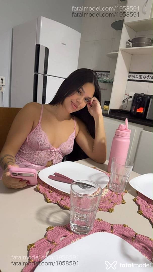 Acompanhante mulher morena (o) de olhos pretos - Lara