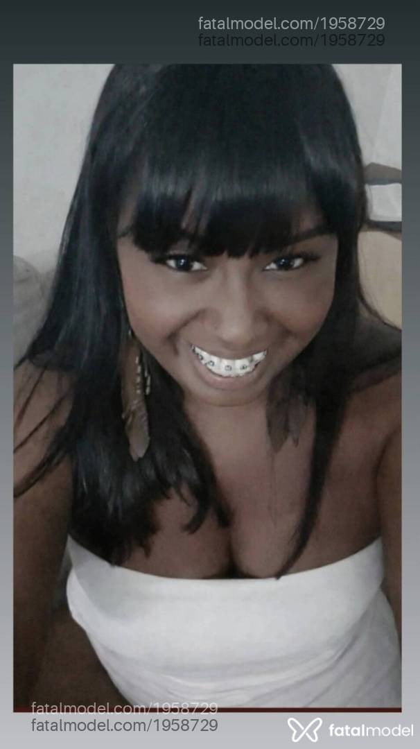 Acompanhante mulher com cabelo castanho de olhos castanhos - Raiara vorcaro