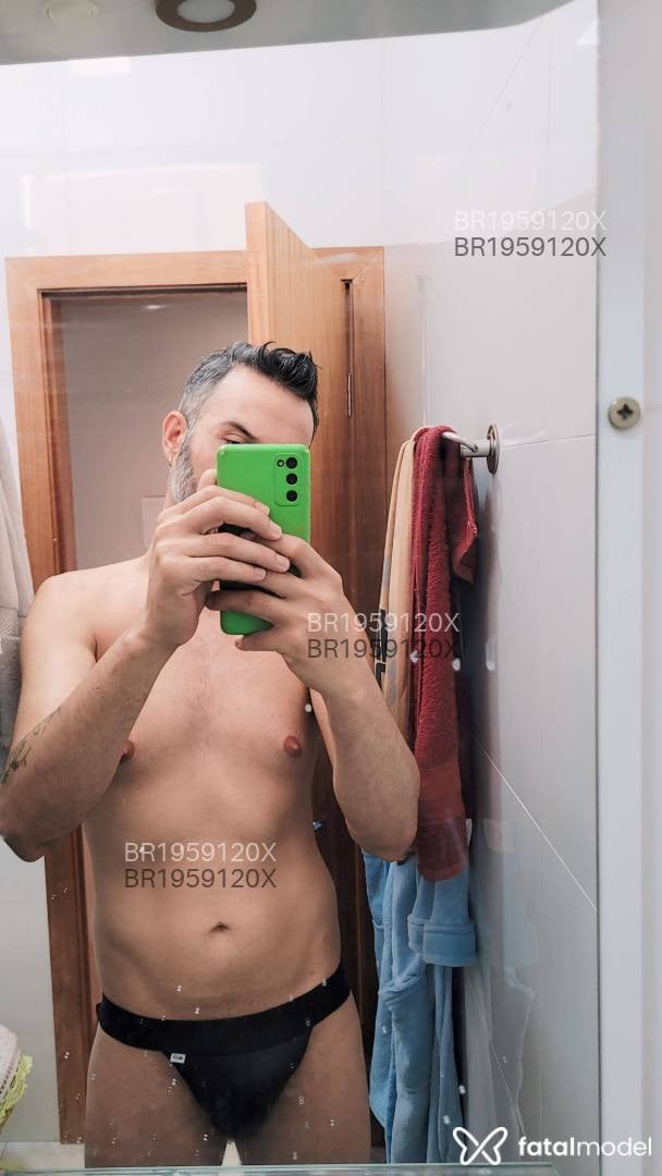 Acompanhante homem com cabelo grisalho de olhos castanhos em São Paulo - Camilo Barreto