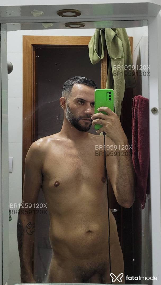Acompanhante homem com cabelo grisalho de olhos castanhos em São Paulo Acompanhante homem com cabelo grisalho de olhos castanhos em São Paulo - Camilo Barreto