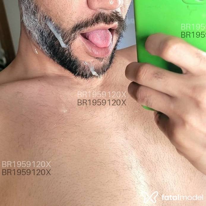 Acompanhante homem com cabelo grisalho de olhos castanhos em São Paulo - Camilo Barreto