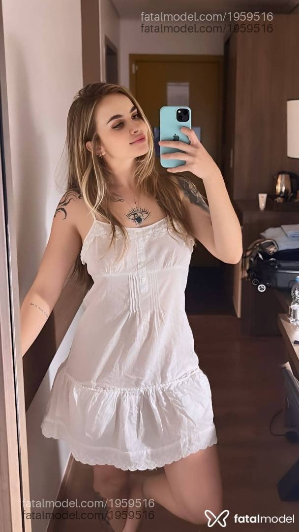 Acompanhante mulher loira (o) de olhos verdes - Selena