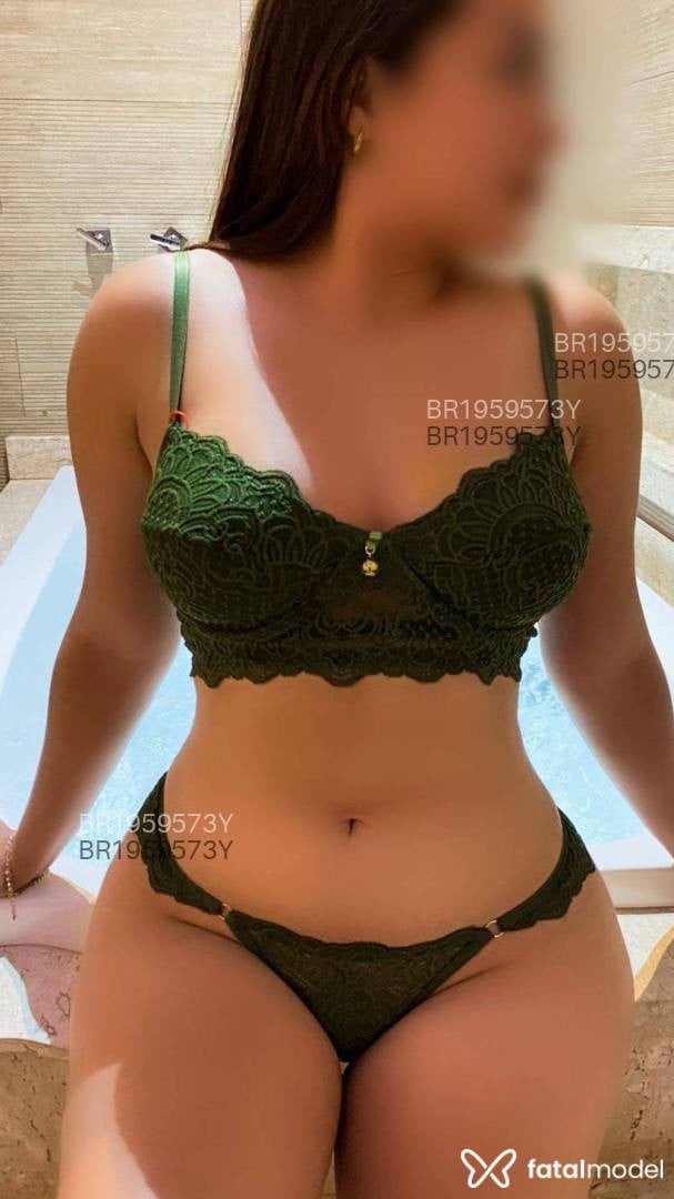 Acompanhante mulher com cabelo castanho de olhos castanhos em Manaus Acompanhante mulher com cabelo castanho de olhos castanhos em Manaus - Larissa Castro