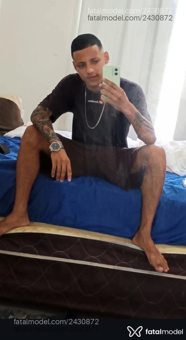 Acompanhante homem com cabelo castanho de olhos verdes - Menor