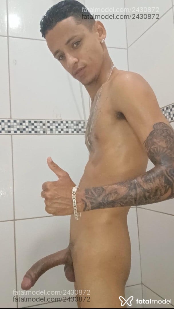 Acompanhante homem com cabelo castanho de olhos verdes - Menor