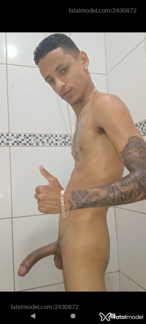 Acompanhante homem com cabelo castanho de olhos verdes - Menor
