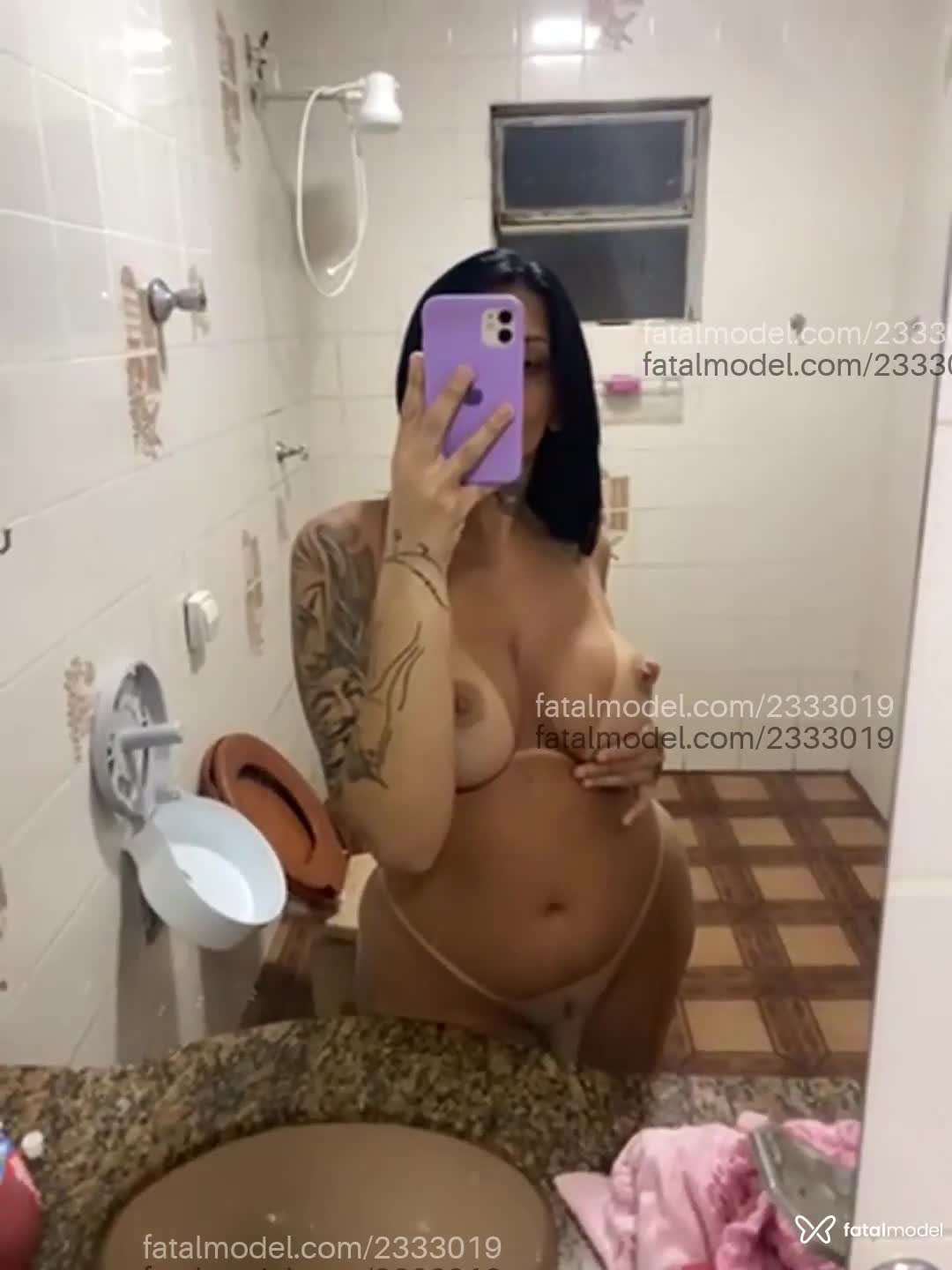 Acompanhante mulher trans morena (o) de olhos pretos - Lia Holanda
