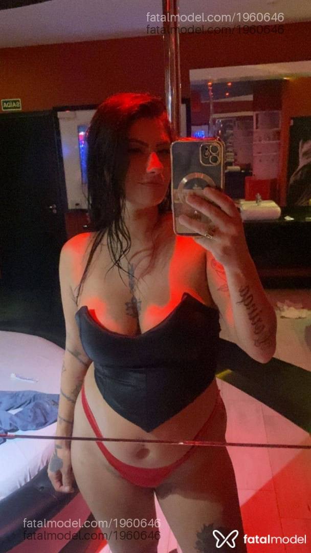 Acompanhante mulher com cabelo castanho de olhos verdes - Sara