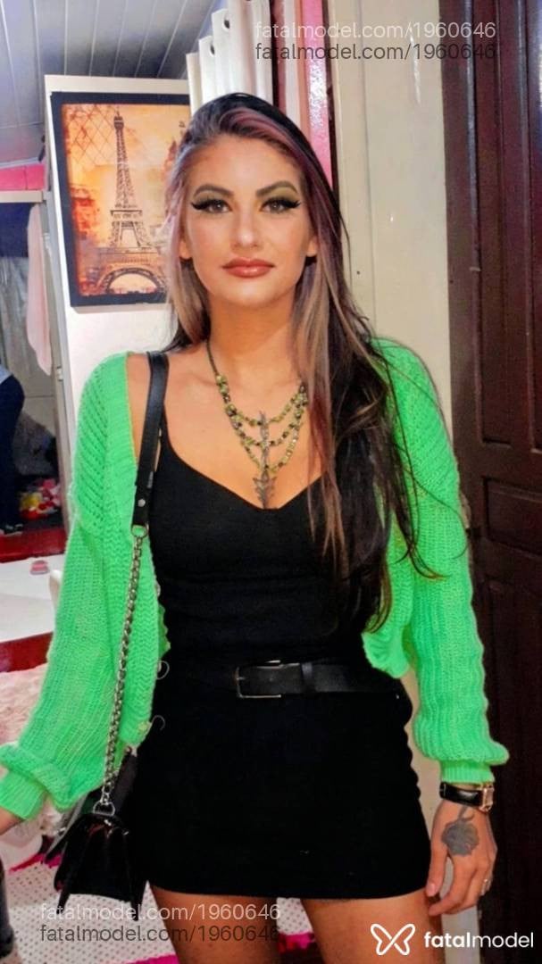 Acompanhante mulher com cabelo castanho de olhos verdes - Sara
