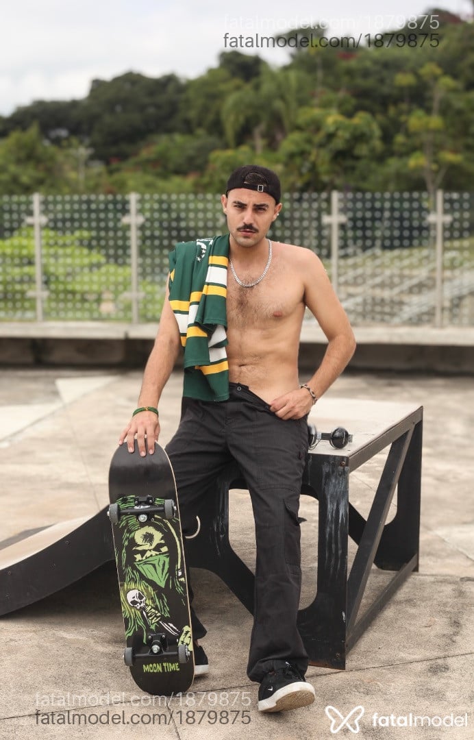 Acompanhante homem com cabelo castanho de olhos mel em Rio de Janeiro Acompanhante homem com cabelo castanho de olhos mel em Rio de Janeiro - Antenor Skatista
