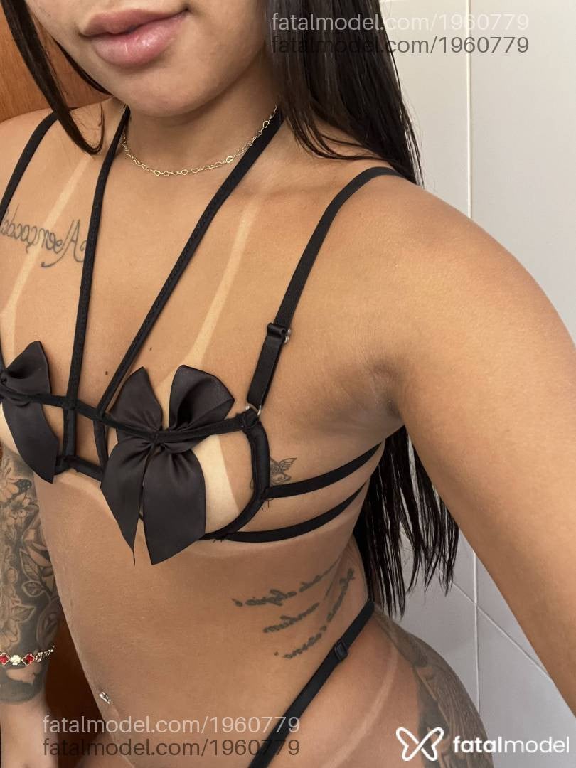 Acompanhante mulher com cabelo castanho de olhos castanhos - Larissa Emanoelly