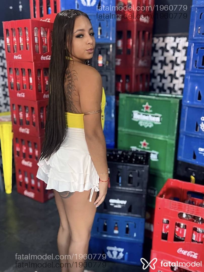 Acompanhante mulher com cabelo castanho de olhos castanhos - Larissa Emanoelly
