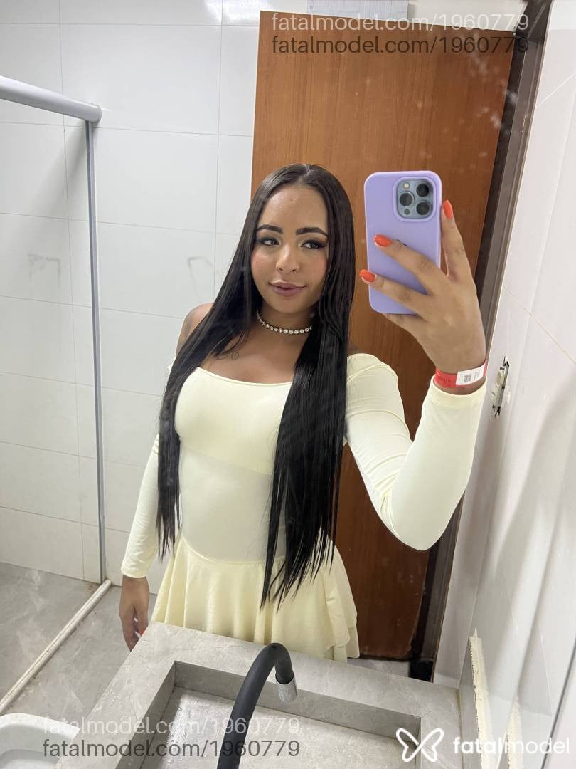 Acompanhante mulher com cabelo castanho de olhos castanhos - Larissa Emanoelly