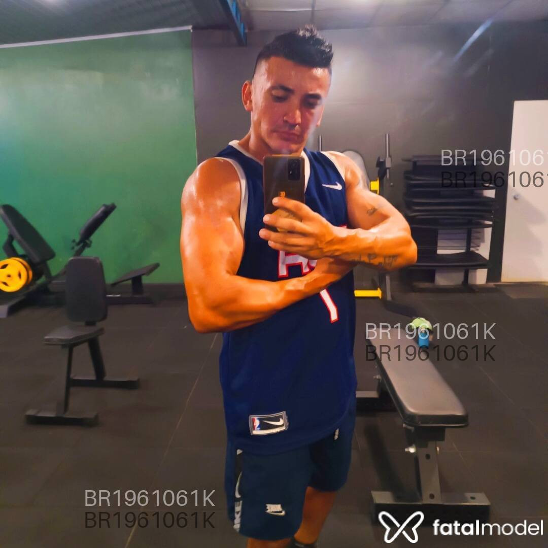 Acompanhante homem com cabelo castanho de olhos castanhos - Xande Acompanhante homem com cabelo castanho de olhos castanhos - Xande
