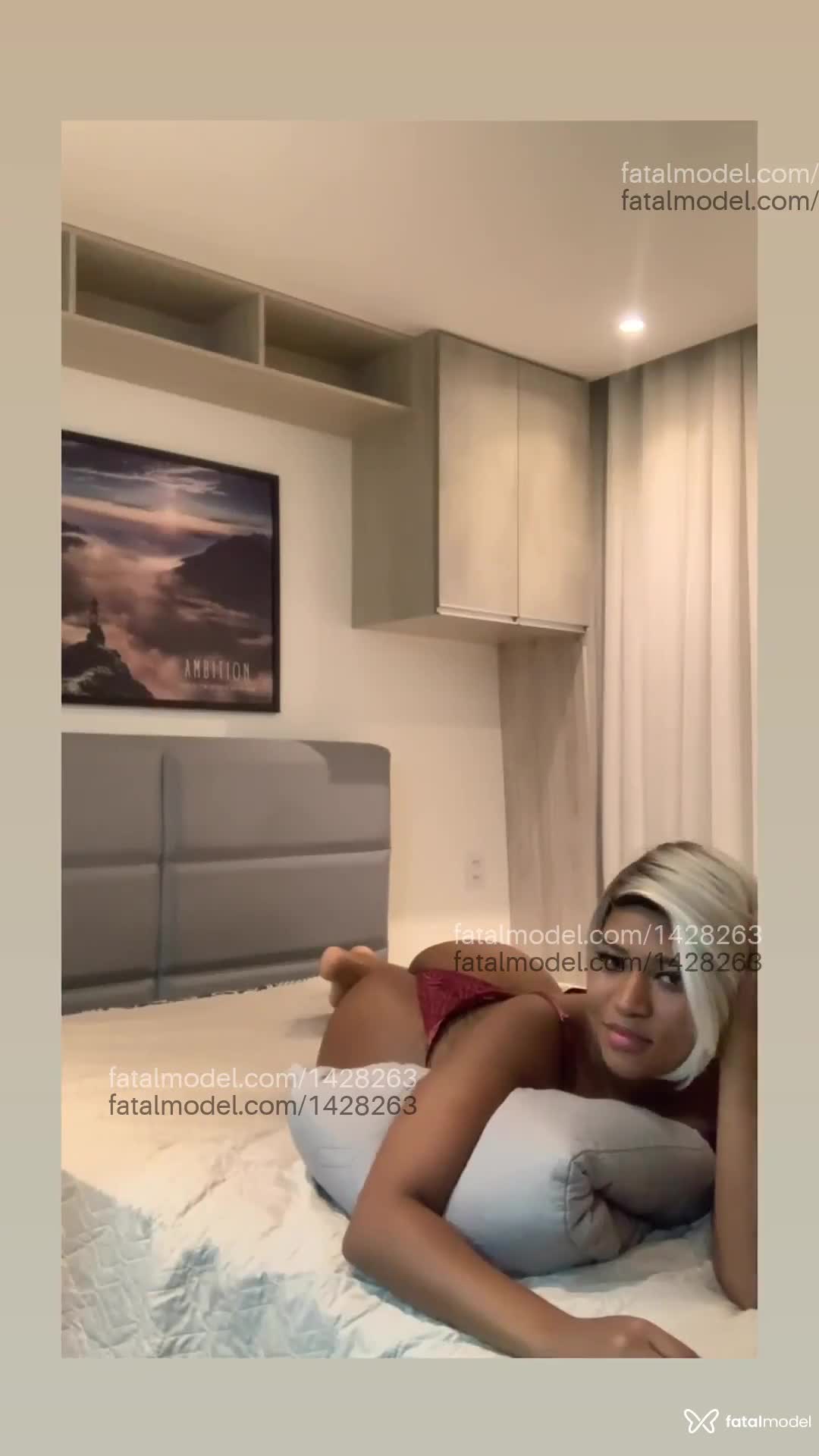 Acompanhante mulher loira (o) de olhos mel em Florianópolis - Cris Leal