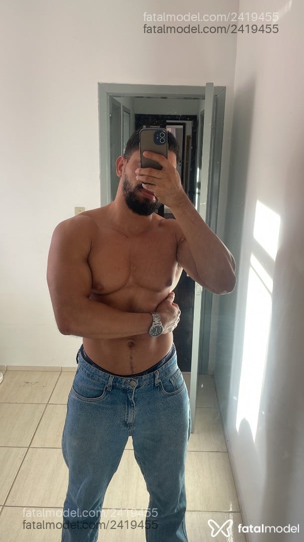 Acompanhante homem com cabelo castanho de olhos castanhos em Joinville - James