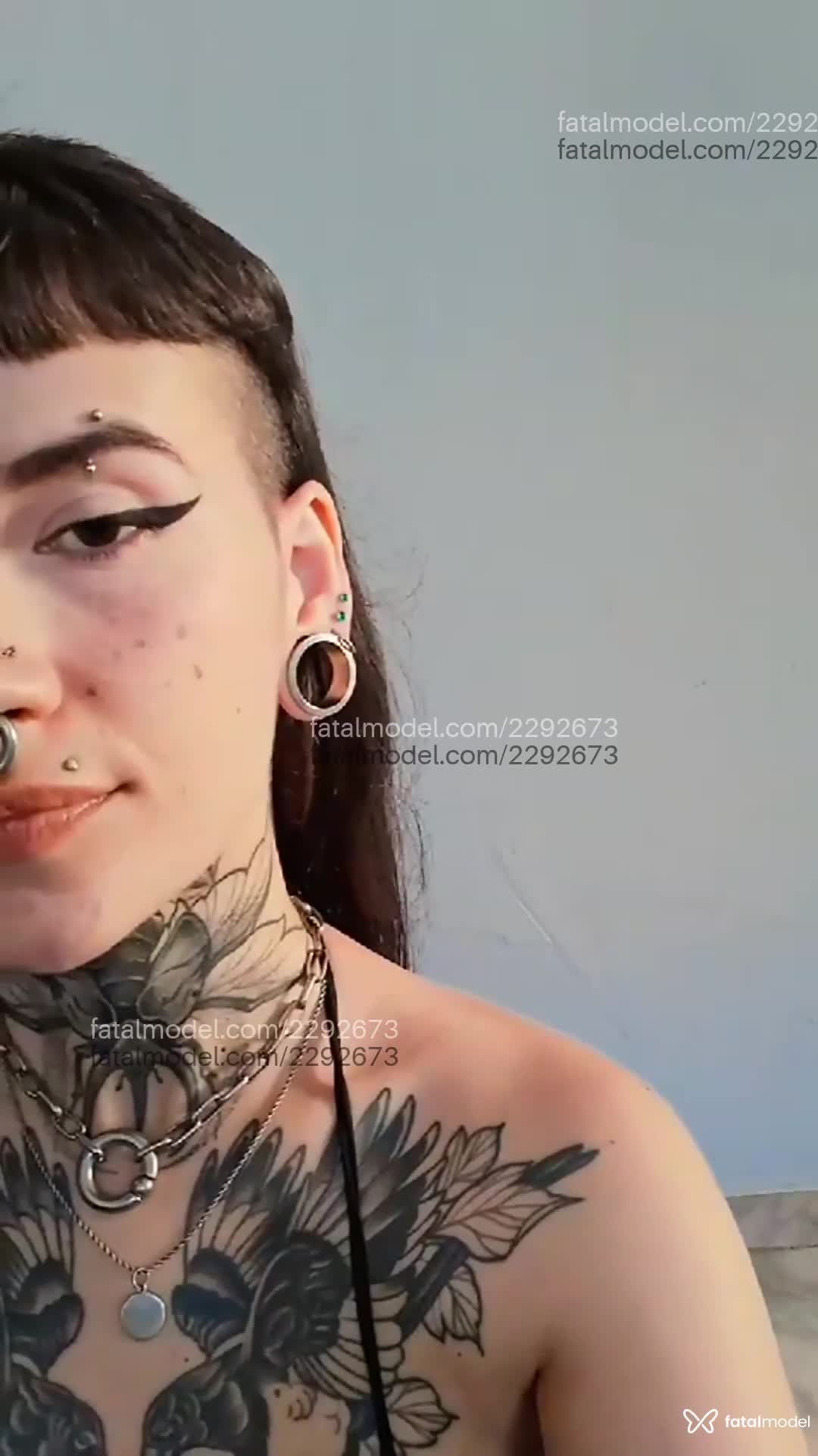 Acompanhante mulher morena (o) de olhos castanhos em Virtual Acompanhante mulher morena (o) de olhos castanhos em Virtual - Suesky