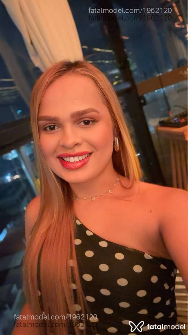 Acompanhante mulher trans loira (o) de olhos mel - Bella