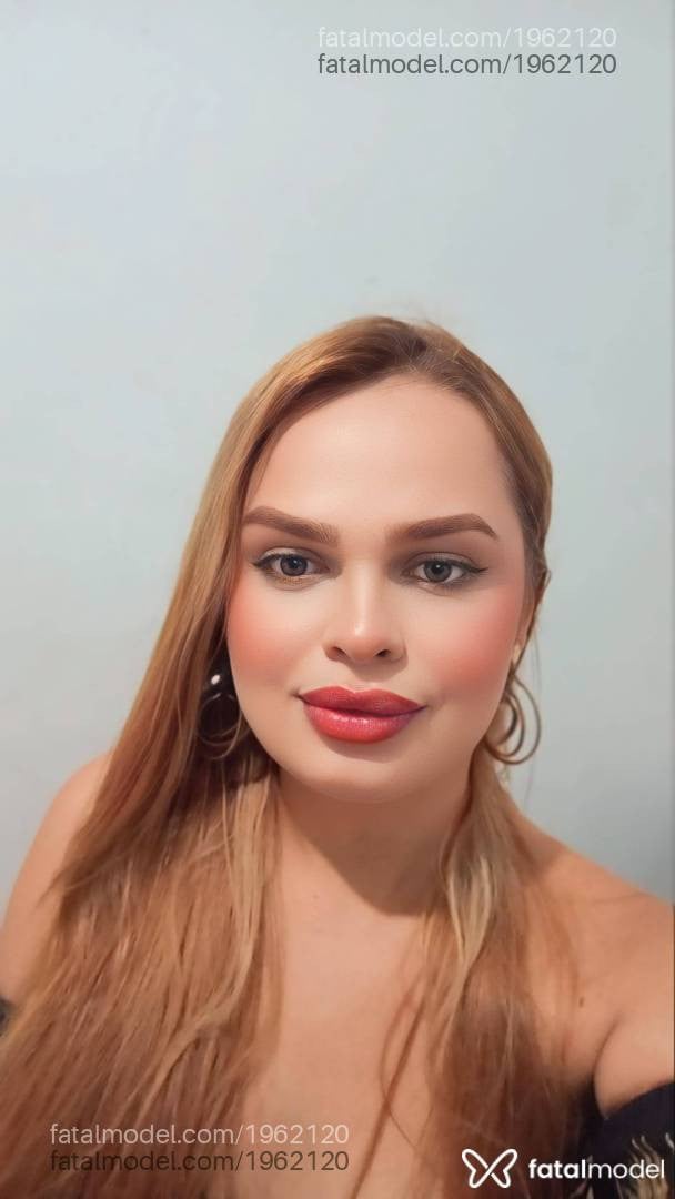 Acompanhante mulher trans loira (o) de olhos mel - Bella